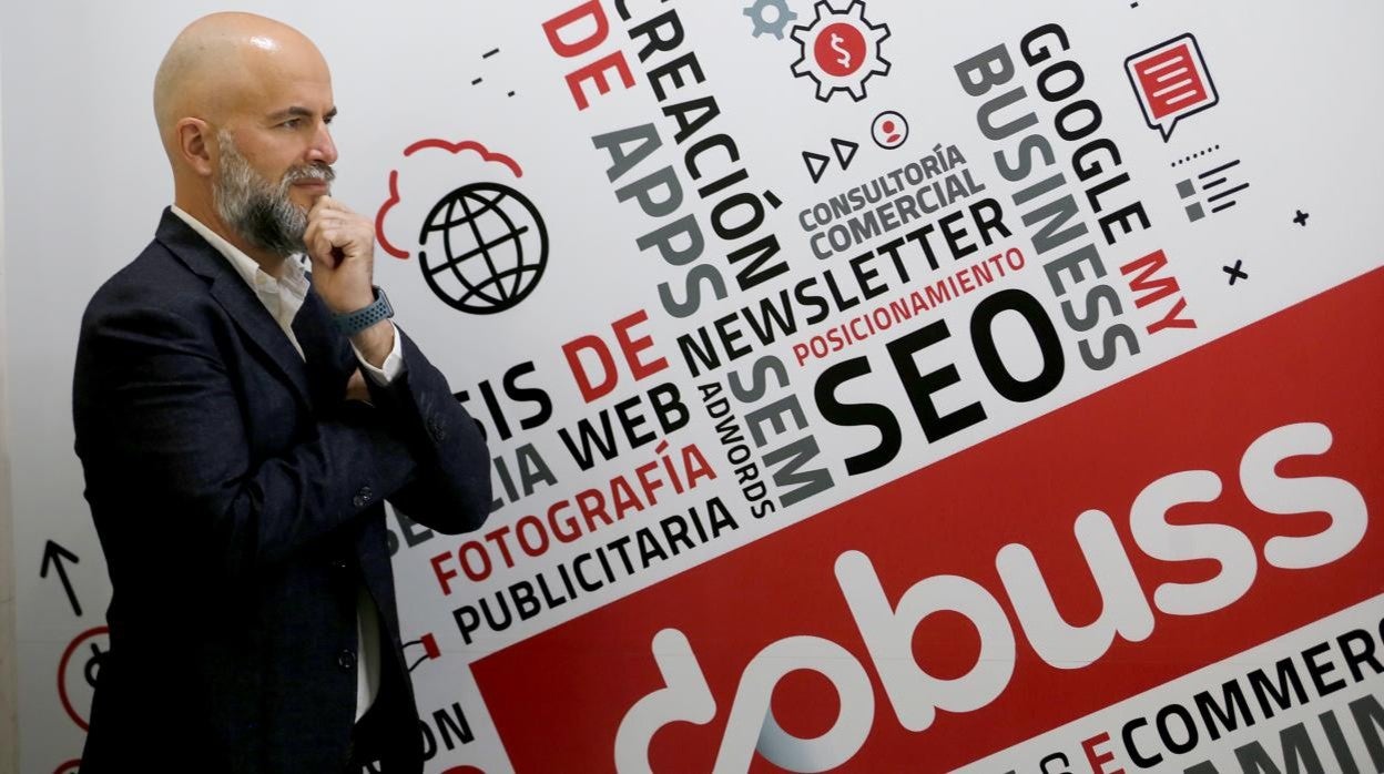 Pepe Huertas posa para ABC en la sede de Dobuss, antes de empezar la entrevista