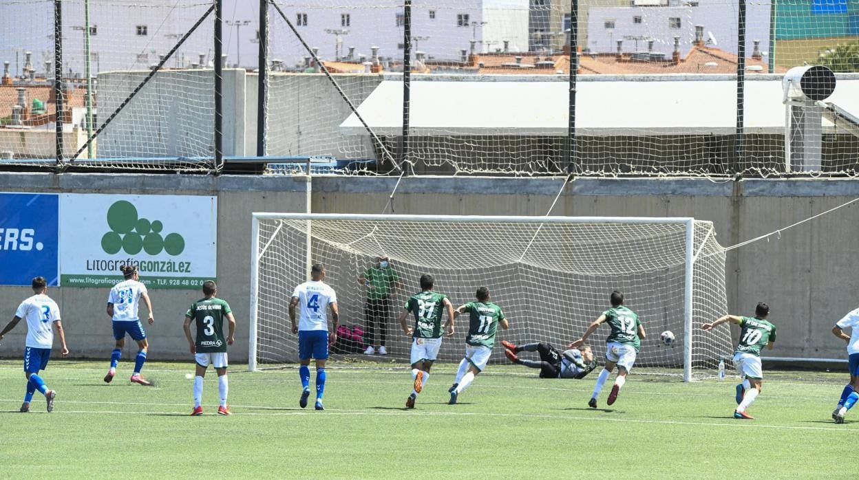 Becerra, en el momento que para el penalti a Quintero, del Tamaraceite
