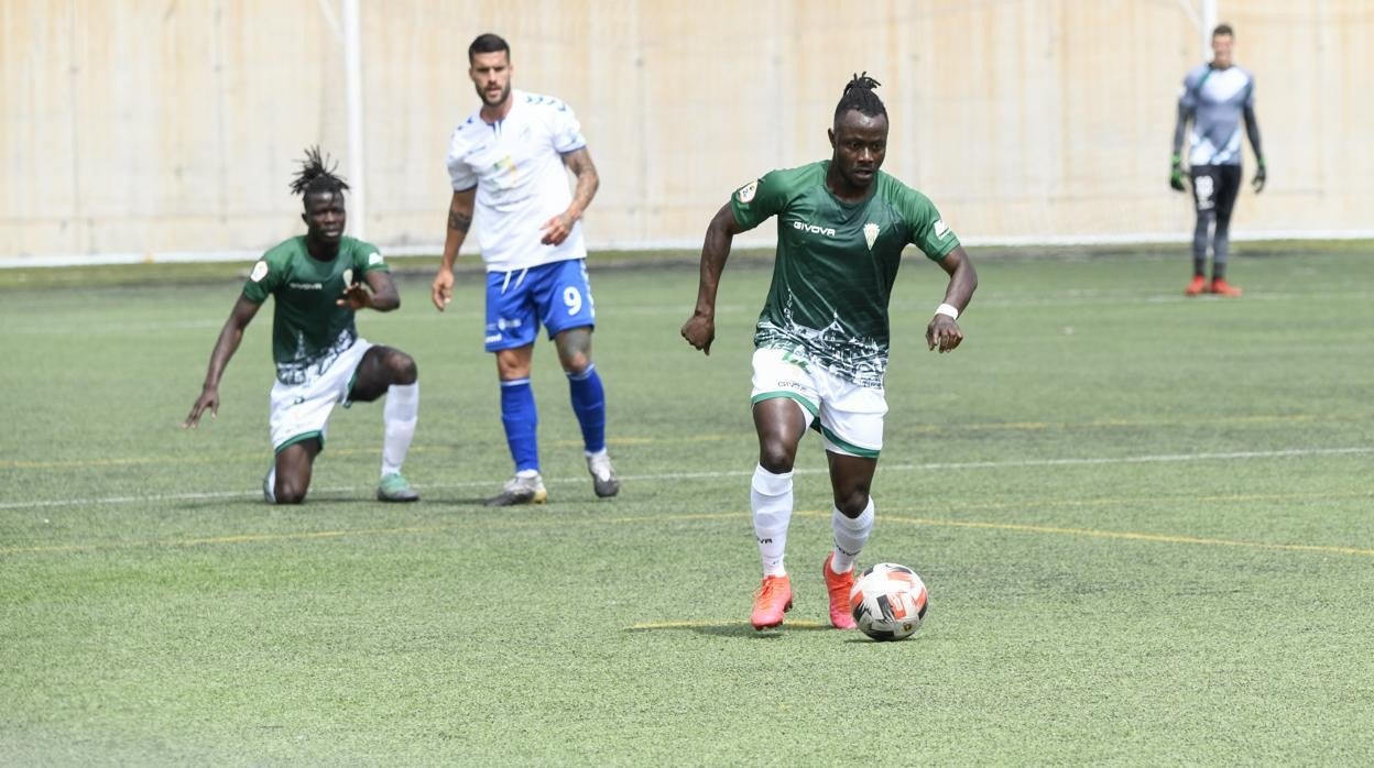 Sidibé conduce el balón en el partido ante el Tamaraceite
