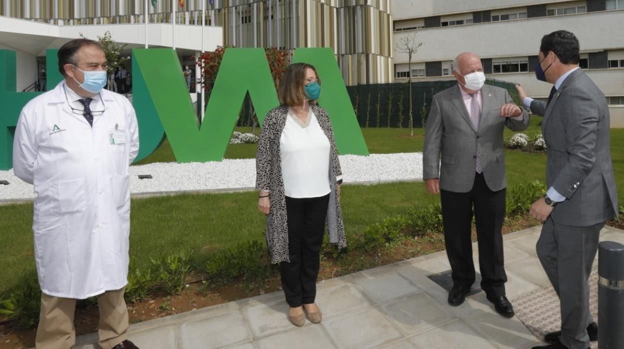 Juanma Moreno saluda este lunes al consejero Jesús Aguirre frente al hospital Virgen Macarena