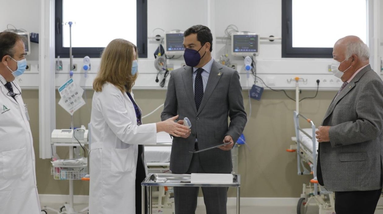 Juanma Moreno durante su visita este lunes al Hospital Virgen Macarena