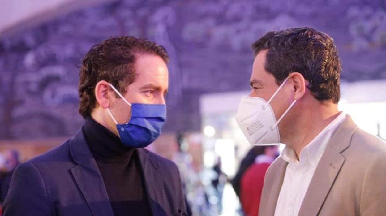 El secretario general del PP, Teodro García Egea converda con Juanma Moreno en el congreso del PP cordobés