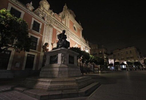 Plaza del Salvador durante el toque de queda vigente