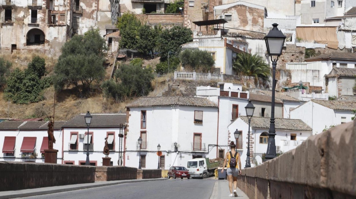 Una joven pasea por el puente de Montoro