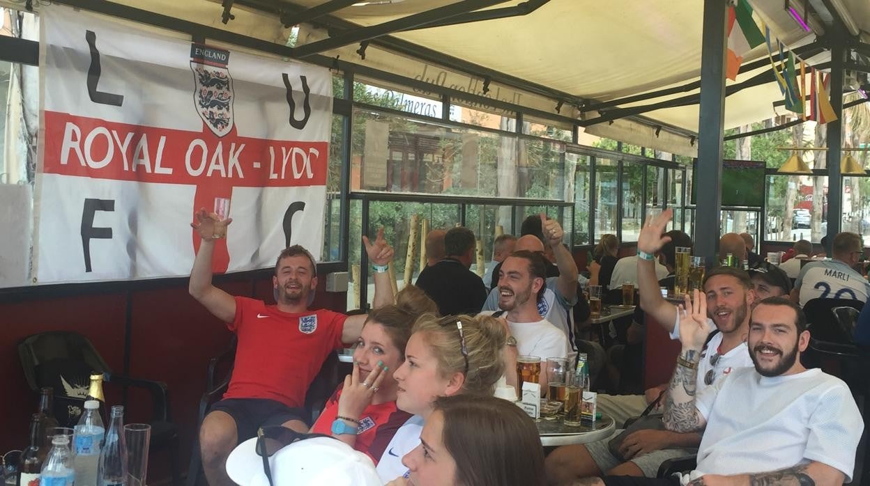 Británicos durante un partido de Inglaterra en un pub de Fuengirola