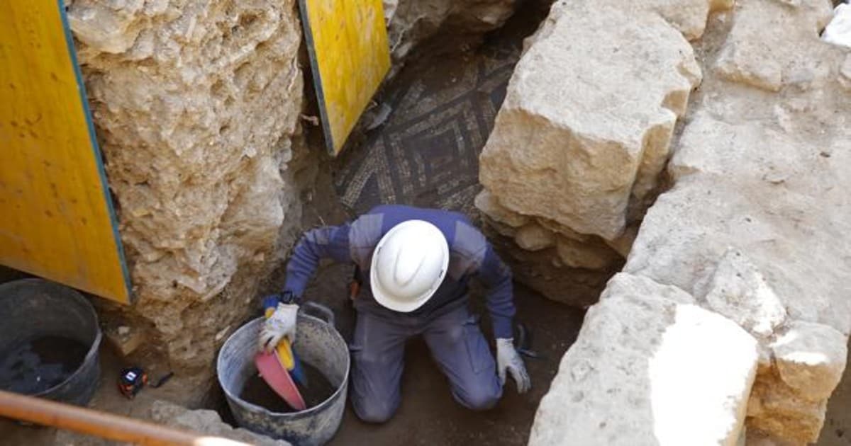 Un operario trabaja en los restos hallados en el Patio de los Naranjos de la Mezquita-Catedral de Córdoba