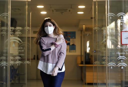 Una joven sale del centro de salud del Sector Sur tras vacunarse