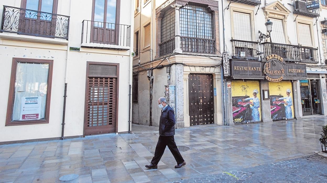 Un ciudadano camina por las calles de Granada