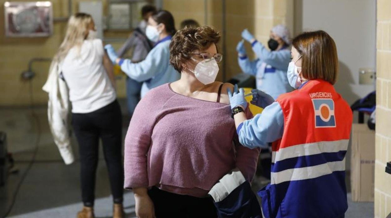 Docente poniéndose la vacuna en la capital cordobesa