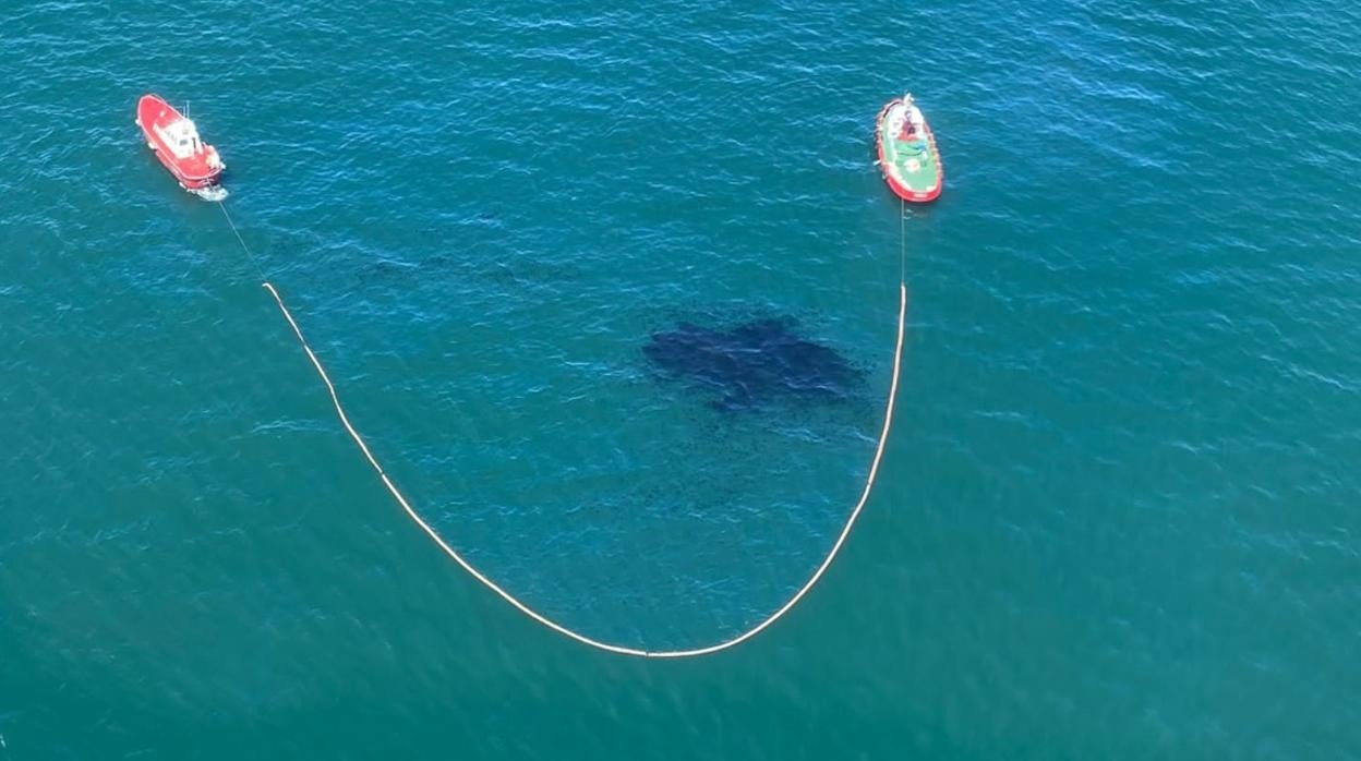 Embarcaciones rodean una de las machas en el mar
