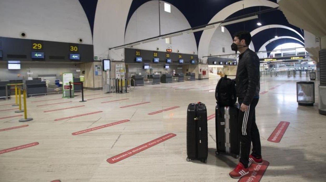 Un pasajero en el desolado aeropuerto de Sevilla, casi sin vuelos, el pasado mes de enero