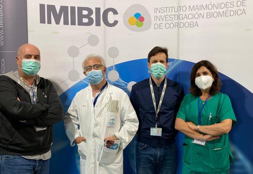 Julián de la Torre (segundo por la izquierda), junto a parte del equipo del ensayo clínico; a la derecha, la jefa de la UCI del Reina Sofía, Carmen de la Fuente