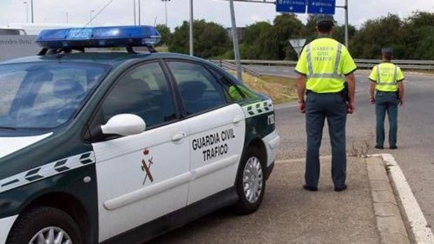 Muere un hombre atropellado por varios vehículos cuando andaba por la carretera en Almería