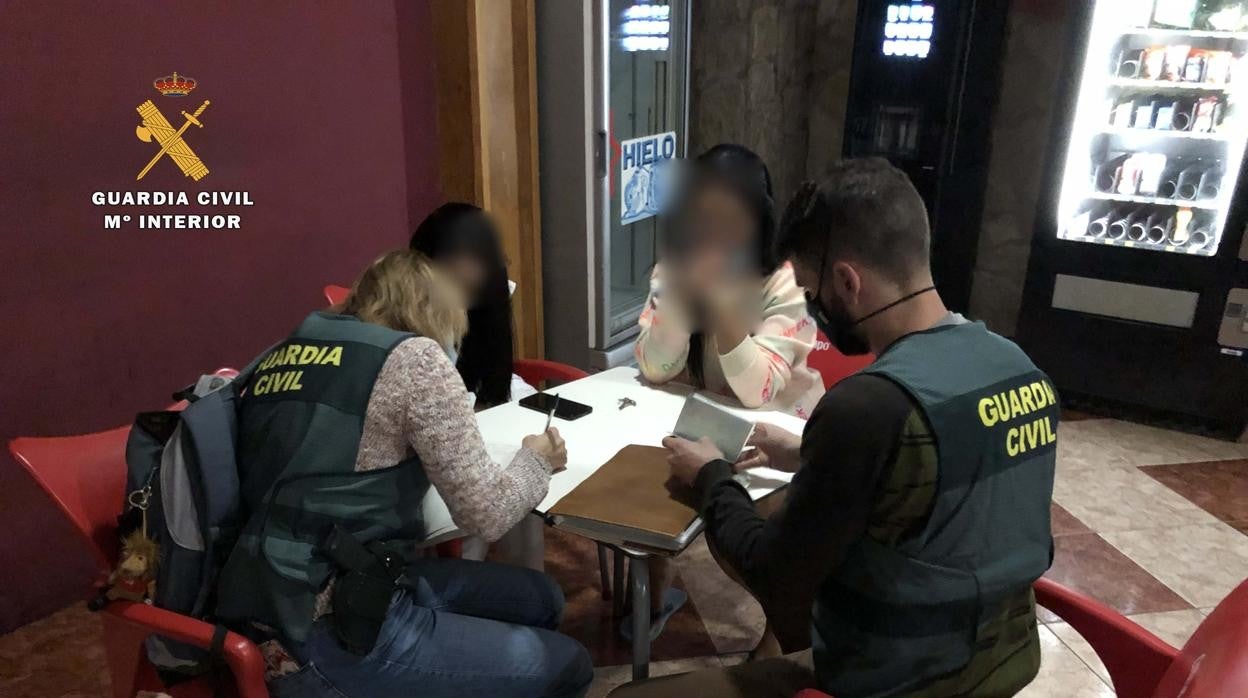 Operaciones de los agentes de la Guardia Civil en la imagen y vídeo de una actuación de la Policía Nacional de Córdoba