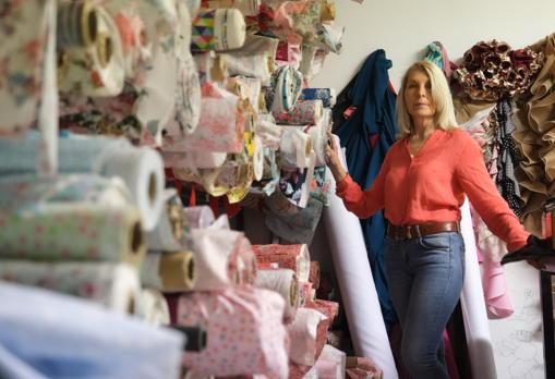 Pilar Gómez, en su taller y tienda