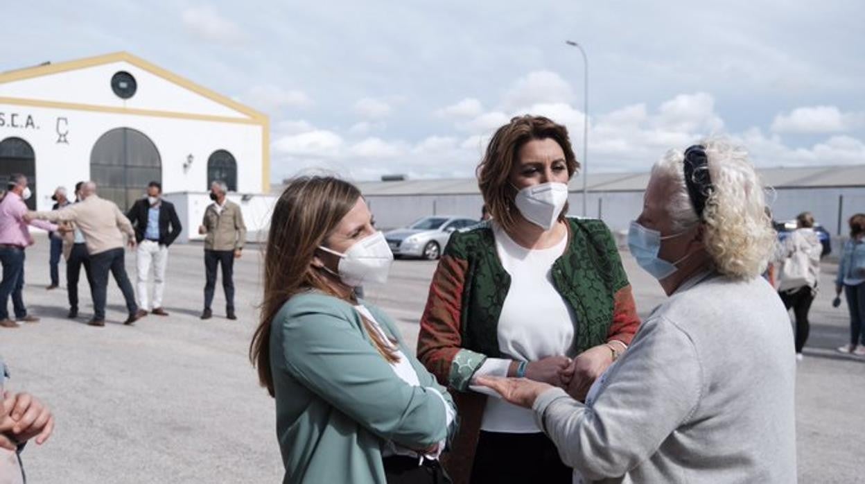 Susana Díaz junto a Irene García, secretaria general del PSOE de Cádiz durante su visita de este lunes a San Fernando