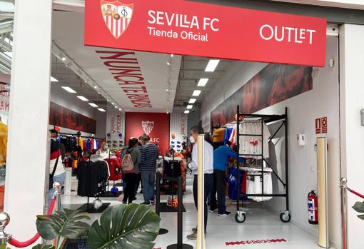 Entrada del outlet en el centro comercial