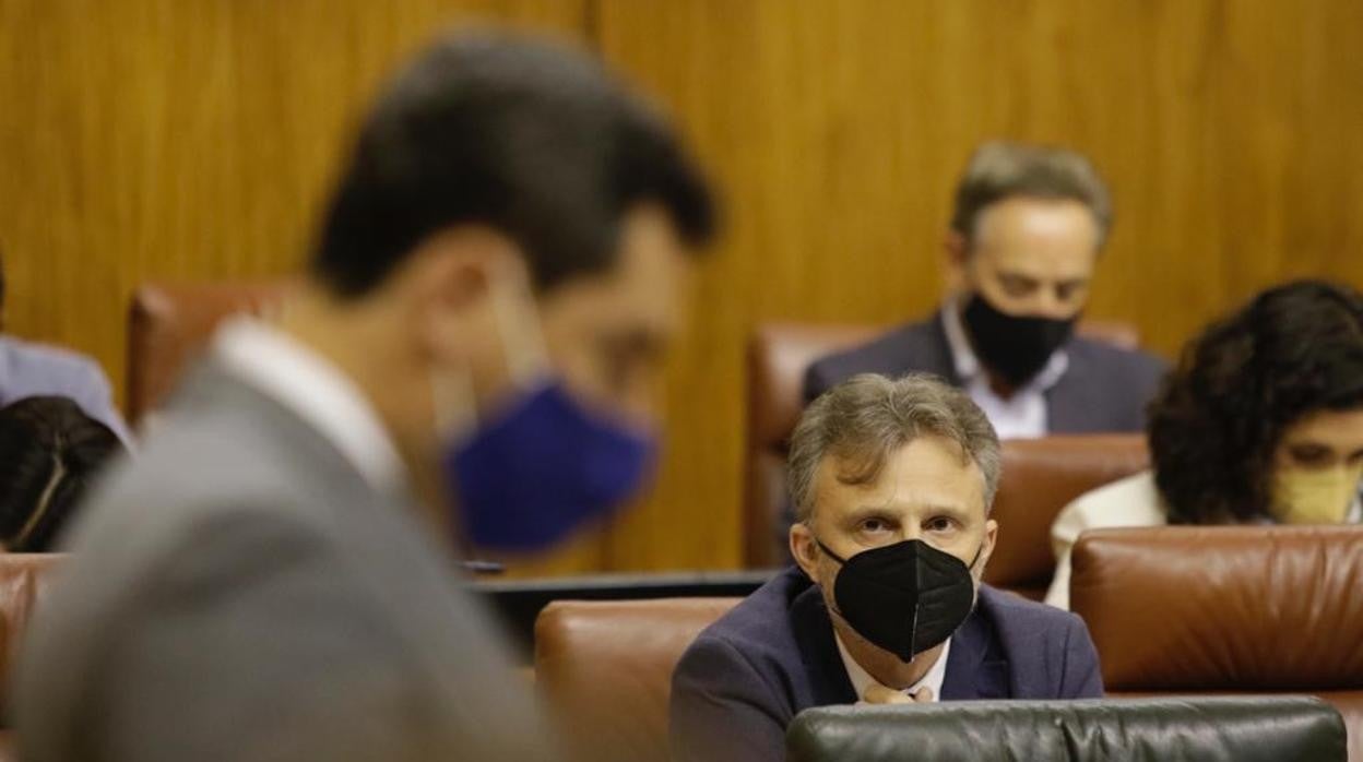 El portavoz del PSOE, José Fiscal, observa al presidente andaluz, Juanma Moreno, este jueves en el Pleno del Parlamento