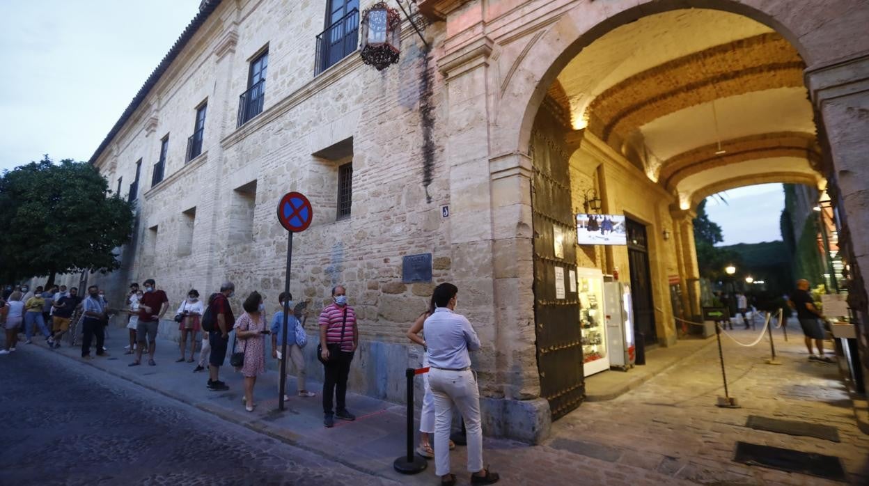 Público a la espera de entrar en Caballerizas Reales