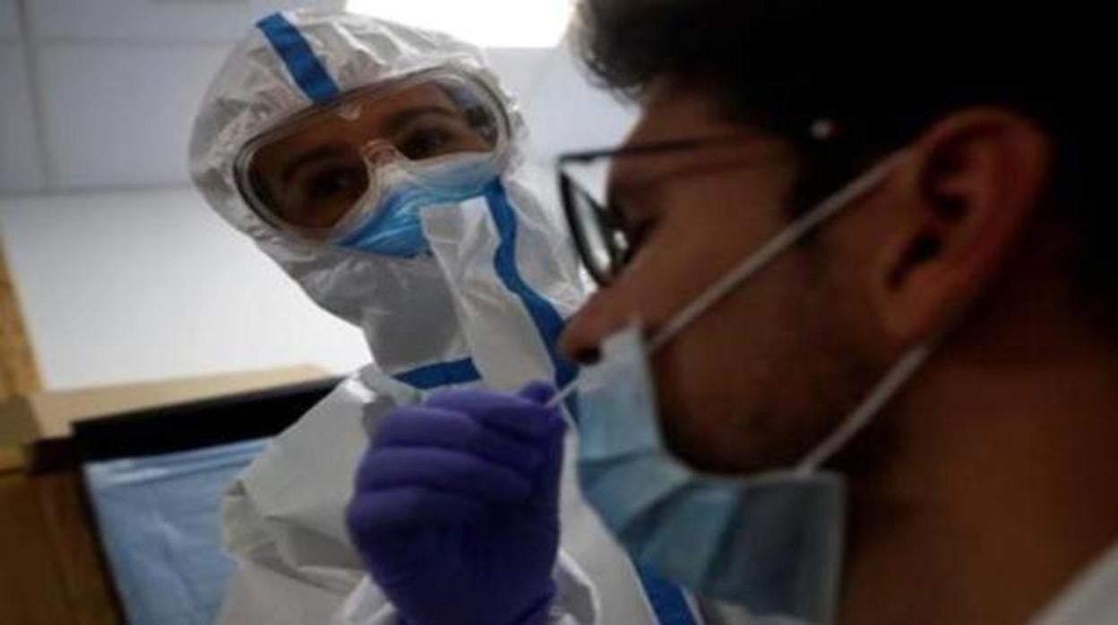 Un hombre se somete a las pruebas de coronavirus