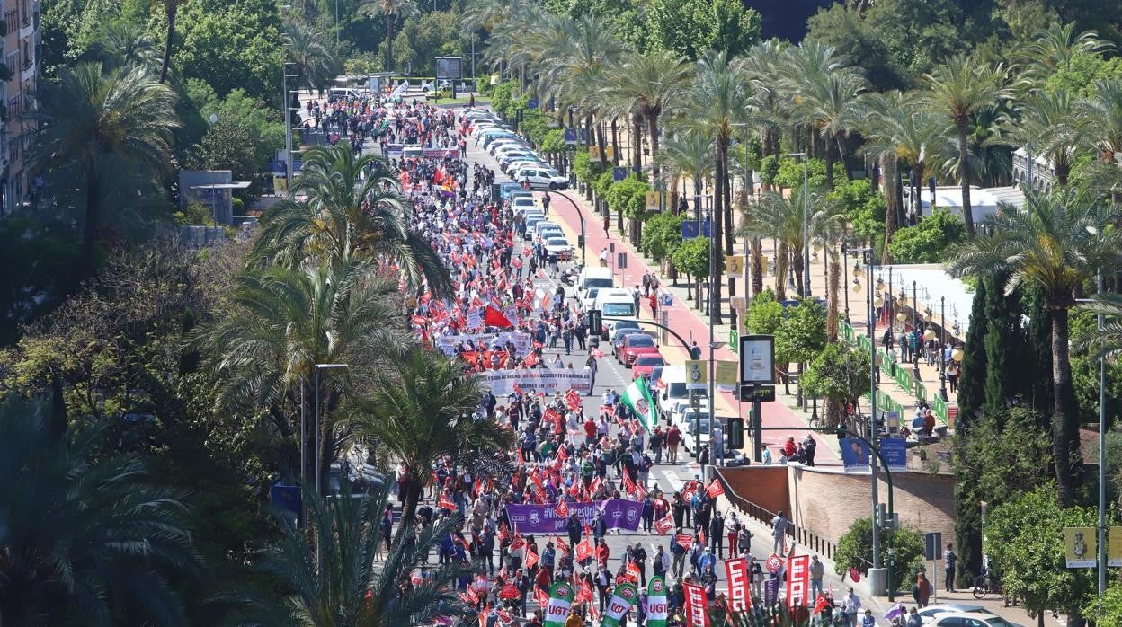 La manifesttación a poco de comenzar el recorrido, por la avenida de la Victoria; en vídeo, el arranque de la msima