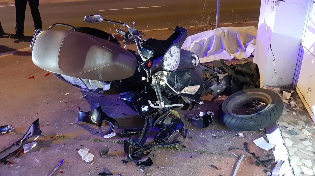 Estado en que quedó la moto tras el choque, en una imagen difundida en Twitter por una cuenta no oficial del 061