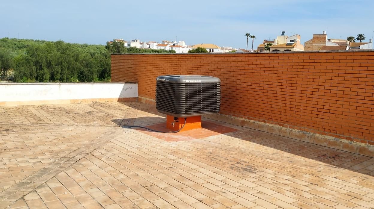 Las máquinas son muy parecidas a los aire acondicionados convencionales, pero el aire no recircula y pueden mantenerse las ventanas abiertas, que en tiempos del Covid es un acierto