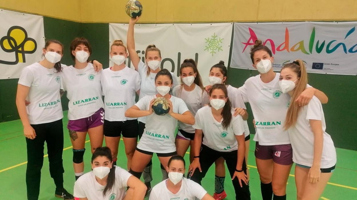 La plantilla del Adesal Córdoba con las mascarillas donadas por Effimed