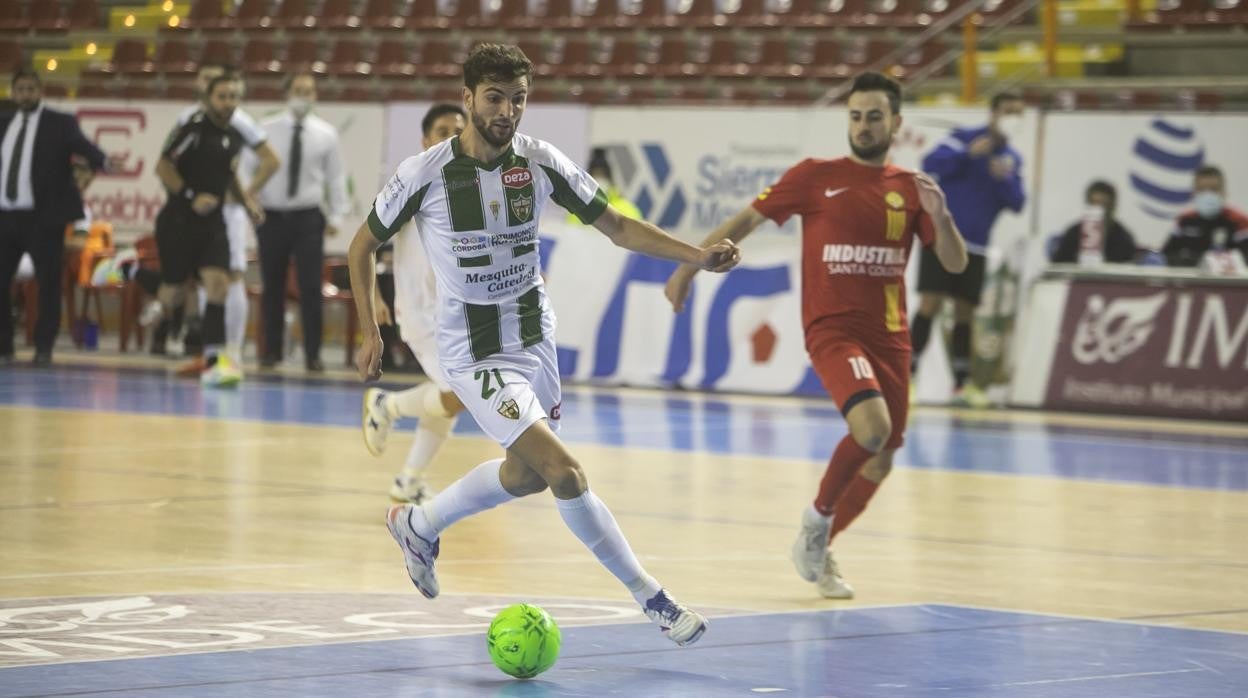 Zequi conduce el balón en el partido del Córdoba Patrimonio ante el Santa Coloma