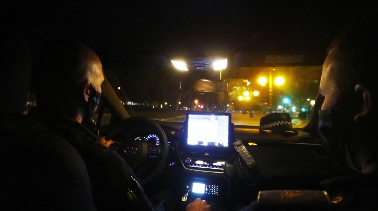 La Policía Local de Córdoba patrullando de noche durante la pandemia