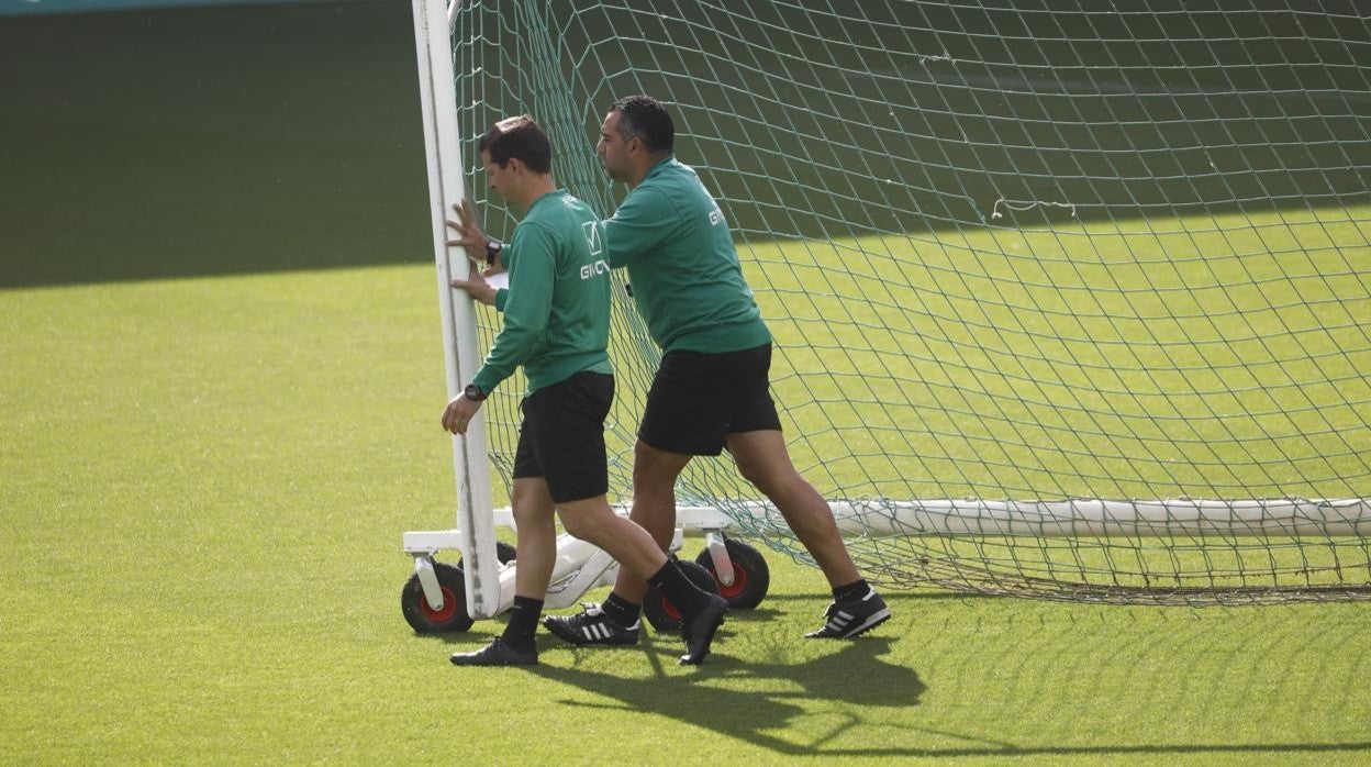 Germán Crespo em puja una portería durante el entrenamiento del Córdoba CF
