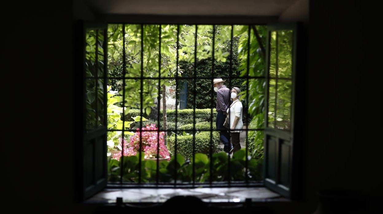 Dos visitantes en uno de los patios del Palacio de Viana
