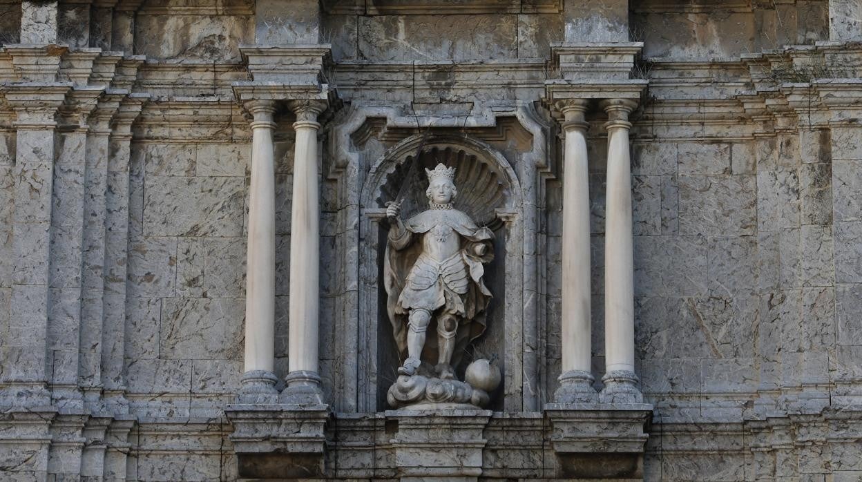 Imagen de San Fernando en la portada de la hoy parroquia de San Francisco
