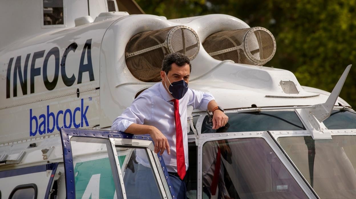 El presidente de la Junta, Juanma Moreno, subido a uno de los nuevos helicópteros del Infoca