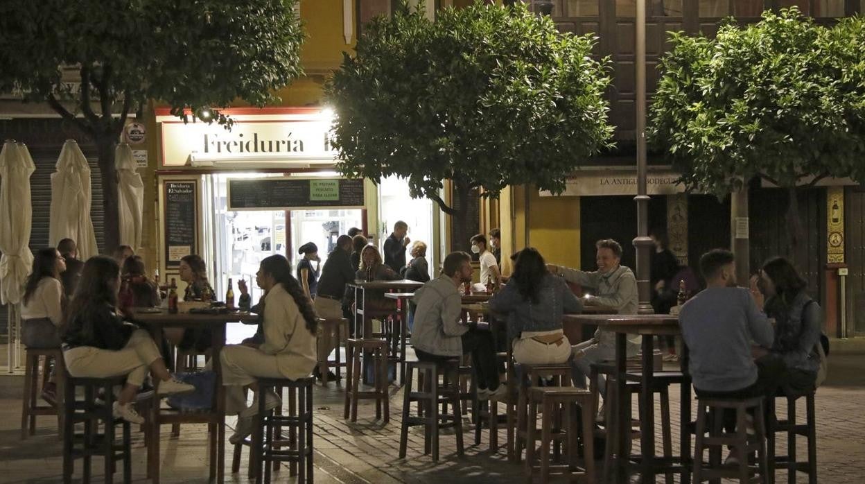 Un bar de Sevilla, abierto por la noche, antes del fin del estado de alarma