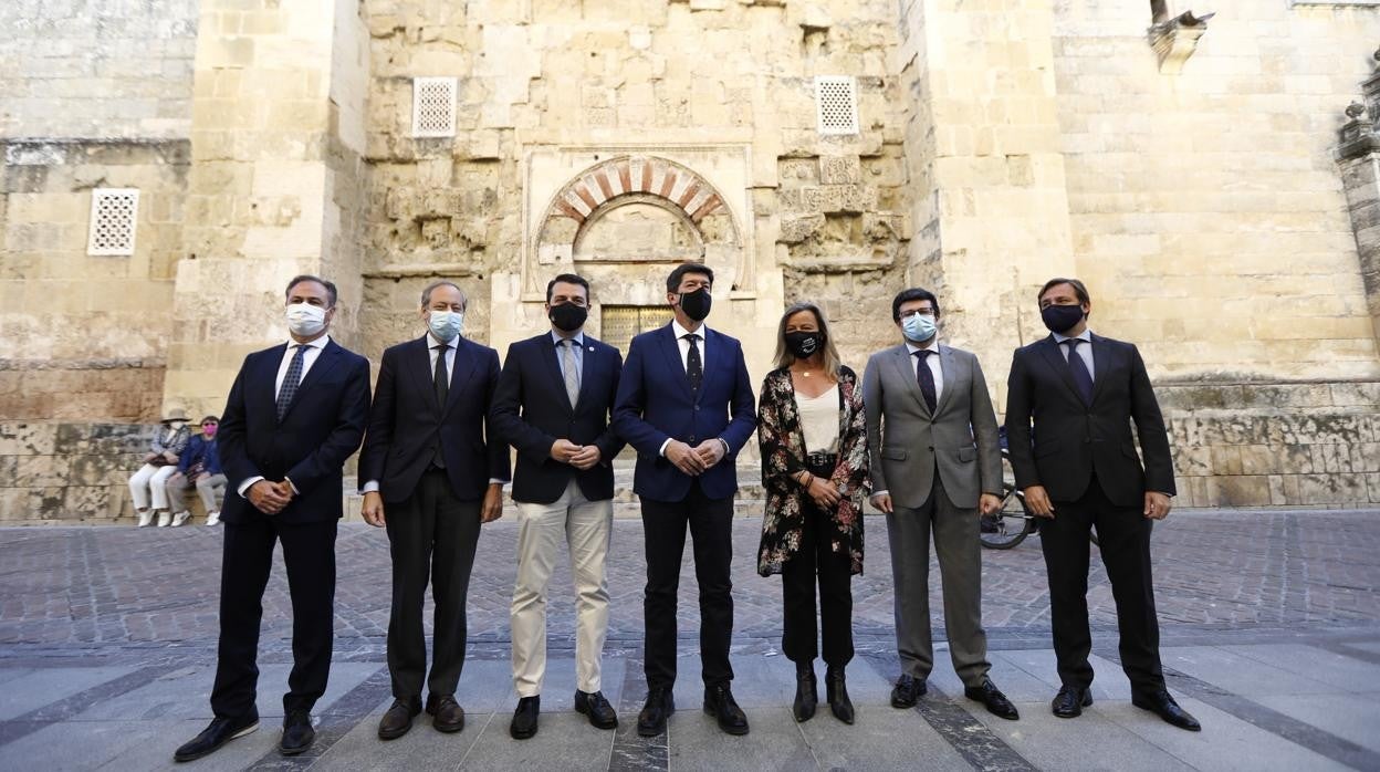 El alcalde, el vicepresidente de la Junta, el gerente de ABC Andalucía y el director de ABC Córdoba, entre otras instituciones, antes del comienzo del foro organizado por ABC