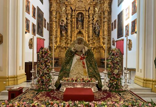 La Virgen de la Esperanza, rodeada de flores, antes de recibir la corona