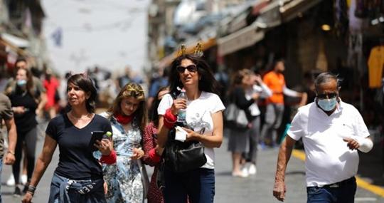 Ciudadanos en Israel sin mascarilla por la calle