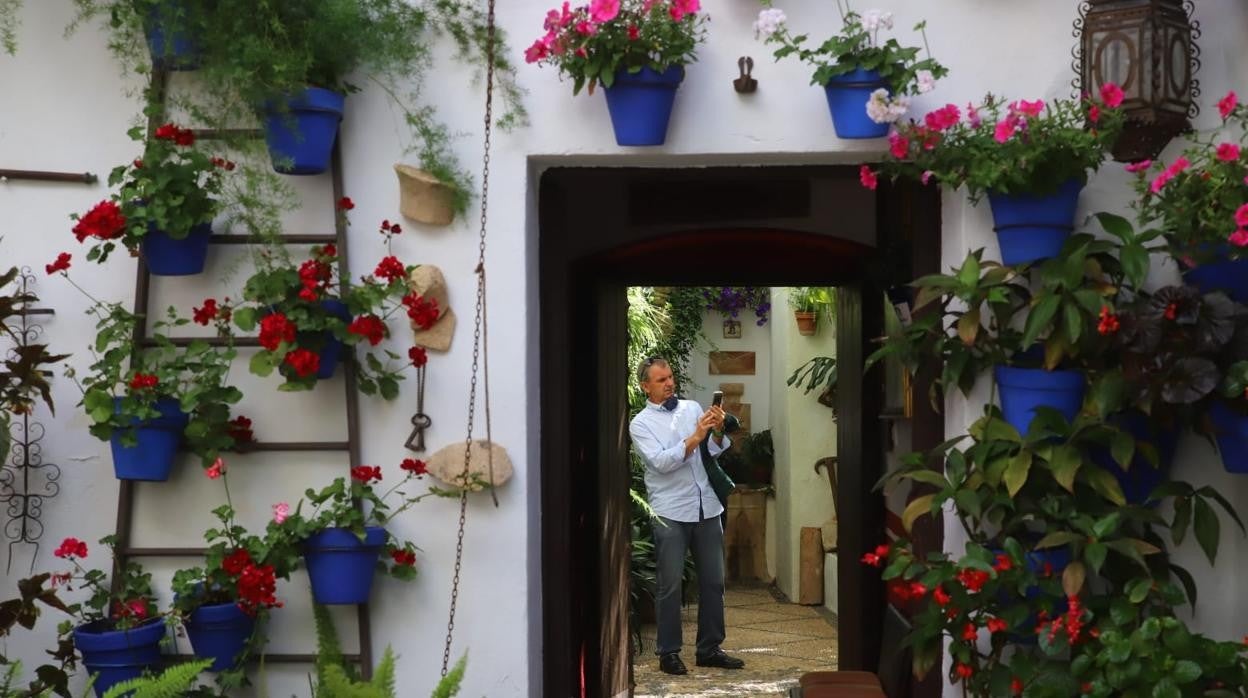 Un hombre le hace fotos al patio de San Rafael, en la plaza homónima y anexo a la iglesia del Juramento