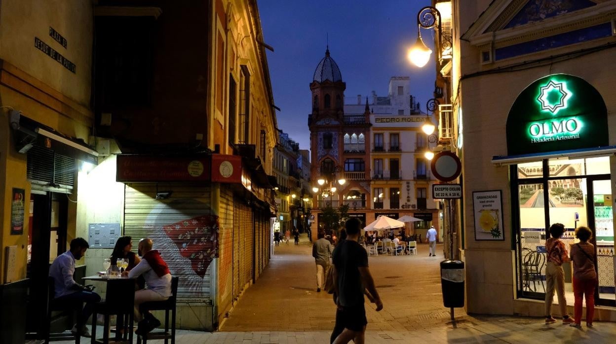 Ambiente relajado en el centro de Sevilla, la primera noche sin toque de queda