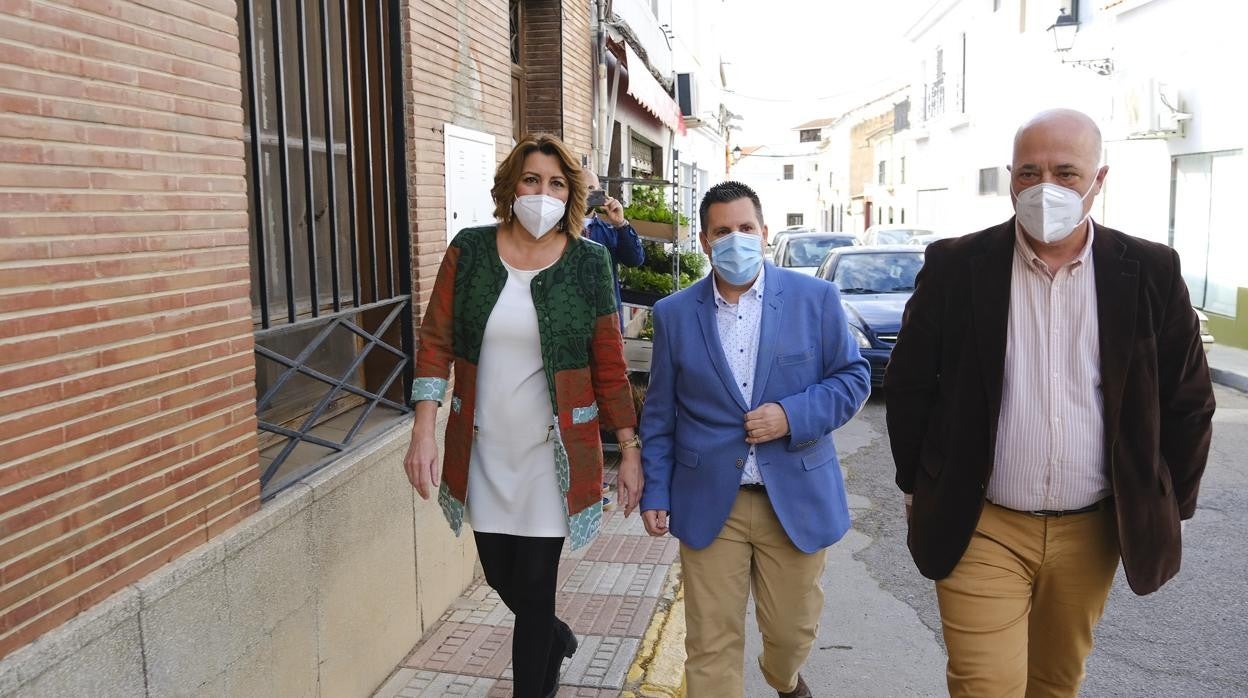Susana Díaz junto al alcalde de Peñarroya y secretario local del PSOE, José Ignacio Expósito y el líder del PSOE cordobés Antonio Ruiz en Peñarroya