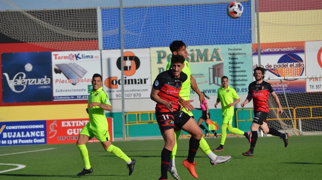 El atacante del Salerm Puente Genil Salva Vegas, en un partido de esta temporada en su feudo