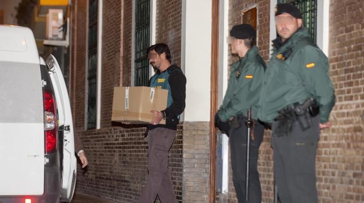 Agentes de la Guardia Civil registran la antigua sede de la UGT-A en Sevilla en diciembre de 2013