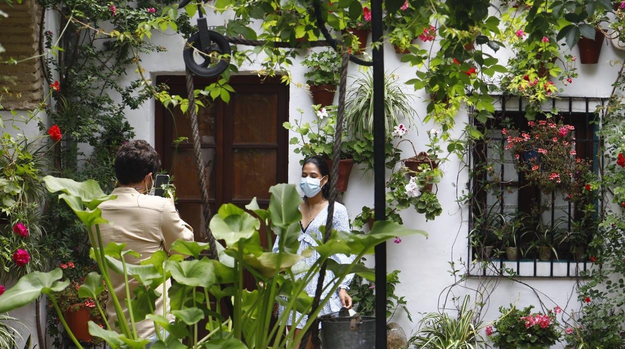 Dos jóvenes en la casa de Martínez Rücker