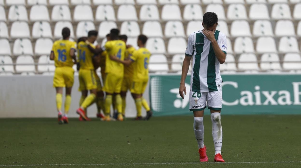 Luismi Redondo se tapa la cara tras el descenso del Córdoba CF a la cuarta división nacional
