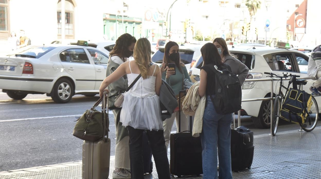 Un grupo de chicas en la parada de taxis de la estación María Zambrano tras la llegada del AVE de Madrid
