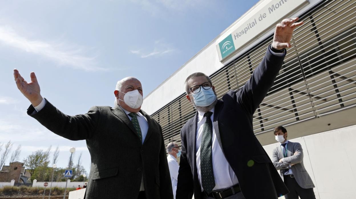 El consejero de Salud, Jesús Aguirre (izquierda), en una visita al hospital comarcal de Montilla el pasado marzo