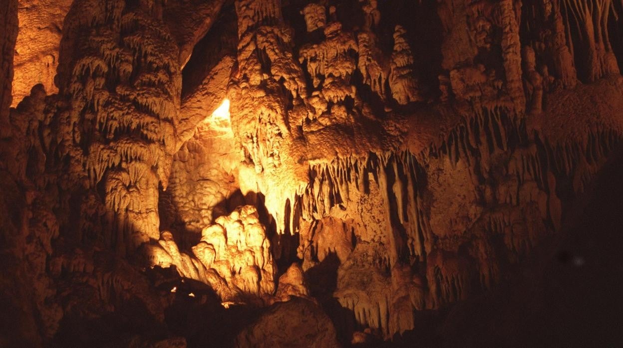 Formaciones geológicas en el interior de la Cueva de los Murciélagos