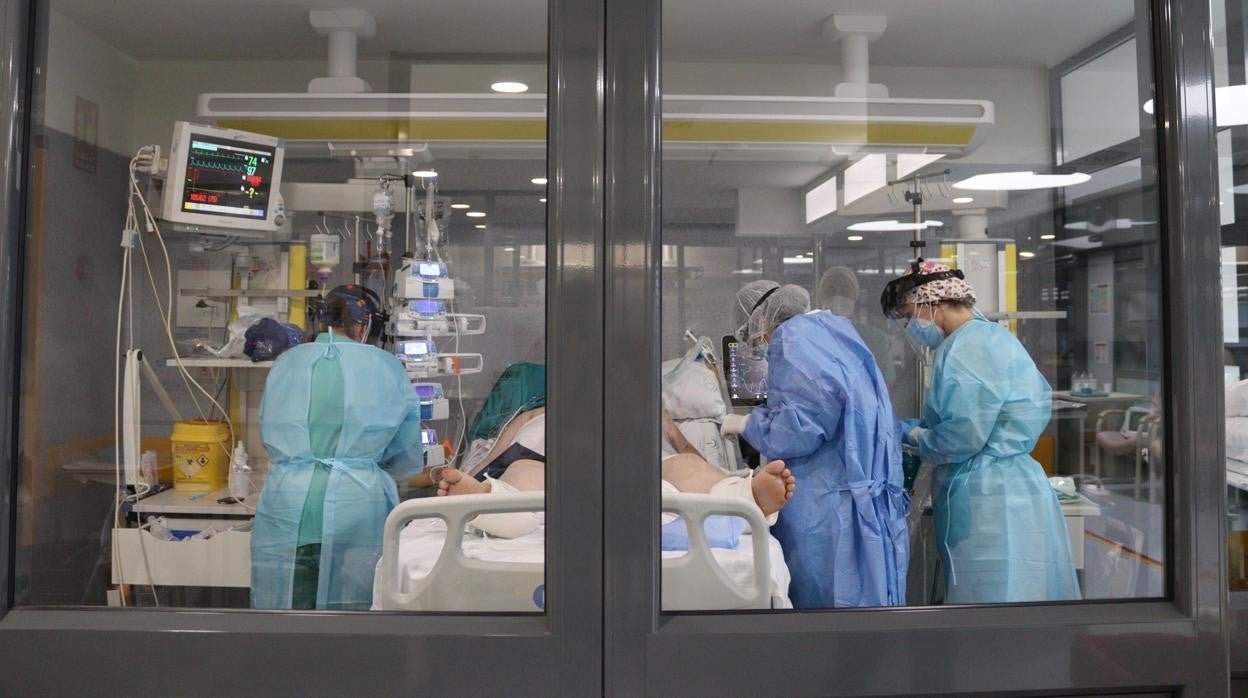 Tres sanitarios atienden a una persona en Cuidados Intensivos, esta semana