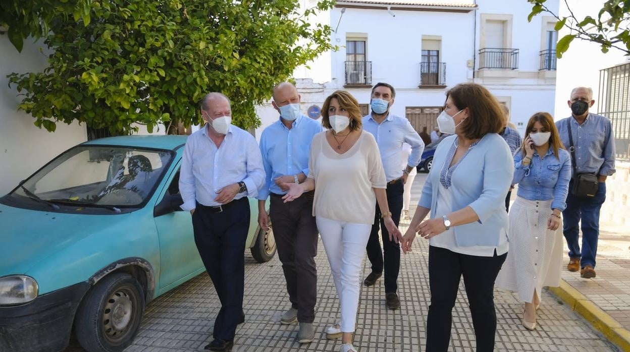 Susana Díaz rodeada del presidente de la Diputación de Sevilla, Rodríguez Villalobos, y la secretaria general del PSOE se villano, Verónica Pérez